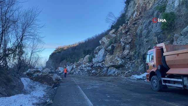 Zonguldak'ta heyelan...Zonguldak-İstanbul karayolu ulaşıma kapandı