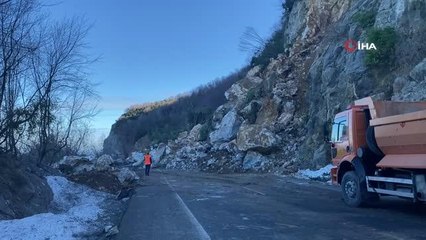 Zonguldak'ta heyelan...Zonguldak-İstanbul karayolu ulaşıma kapandı