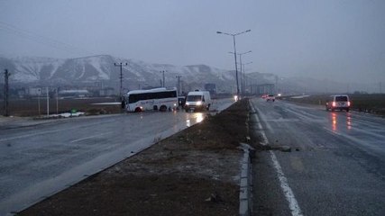 LASTİĞİ PATLAYAN MİDİBÜS, REFÜJE ÇARPIP KARŞI ŞERİDE GEÇTİ, 2 YARALI