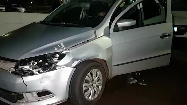 Acidente entre Voyage e Peugeot é registrado na Avenida Carlos Gomes, cruzamento com a Rua Cuiabá