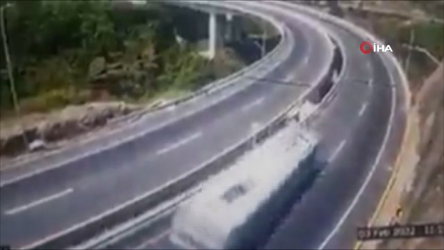 Kolombiya’da yolcu otobüsü devrildi: 6 ölü, 24 yaralı