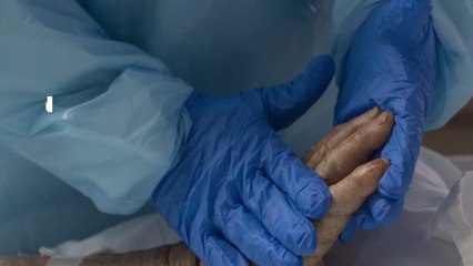 Coronavirus : cet homme fond en larmes dans les bras d'un médecin et bouleverse les internautes