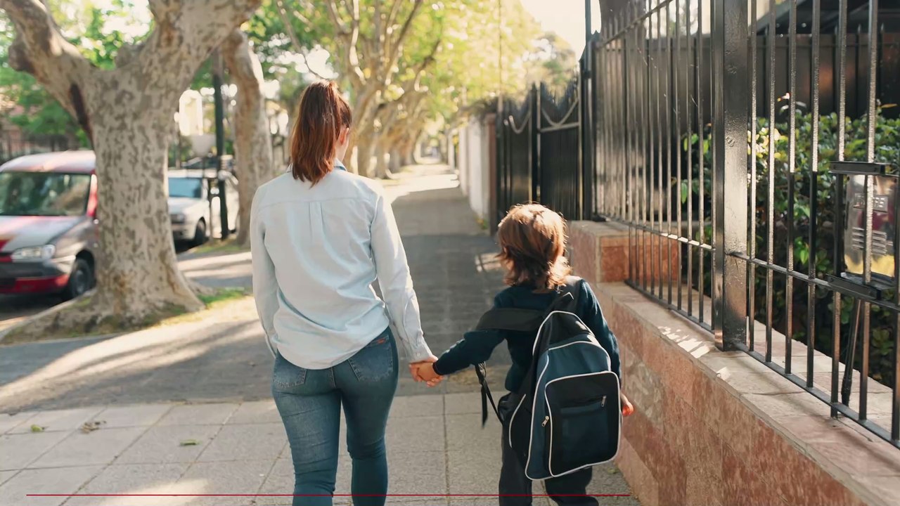 Insolite : des parents "jettent" leur enfant par-dessus la grille de l'école parce qu'ils sont en retard