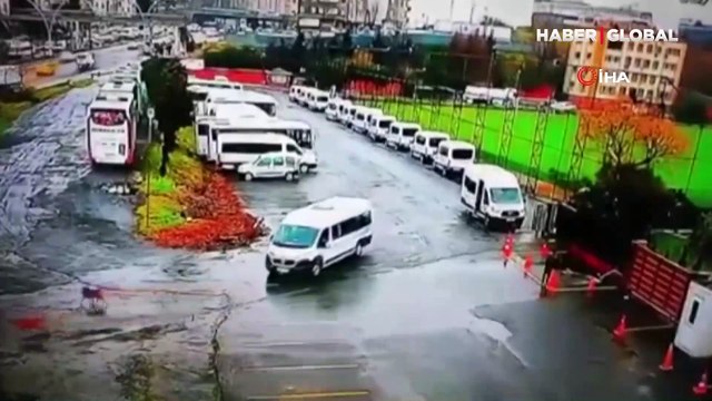 Gaziosmanpaşa'da başıboş köpeklerin saldırısından kaçan çocuk kendisini son anda kurtardı