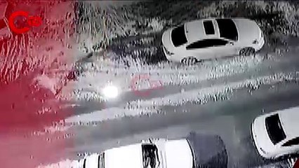 Elazığ'da yayanın kaldırımın çökmesiyle oluşan çukura düşme anı kaydedildi