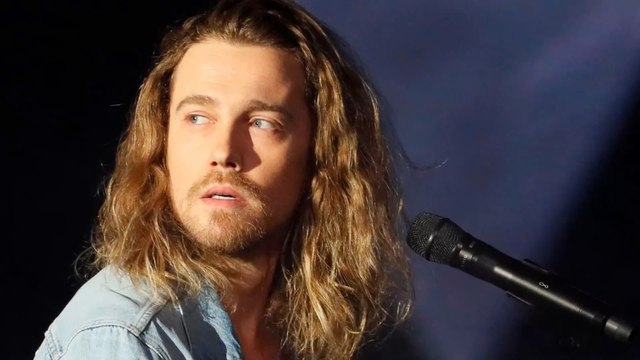 Dinosaures et choré loufoque : Julien Doré dévoile les coulisses de son clip Nous