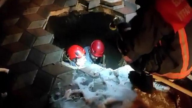 Yürürken kaldırım çöktü; oluşan çukura düştü