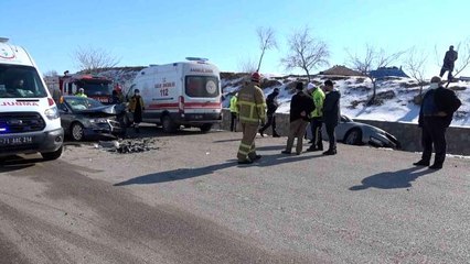 İki otomobil kafa kafaya çarpıştı: 5 yaralı