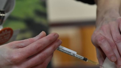 Covid-19 : des soignants reçoivent cinq doses du vaccin d'un seul coup, voici les conséquences