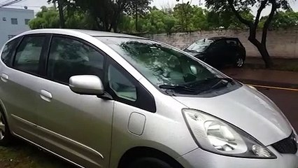 Veículo Ka capota após colidir com carro estacionado no Bairro Santa Cruz