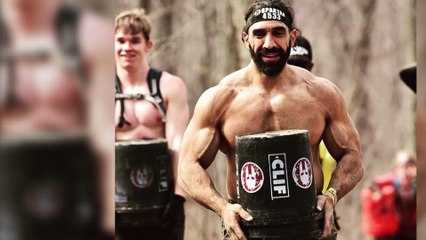 Ce bodybuilder se déchire la poitrine en soulevant un haltère