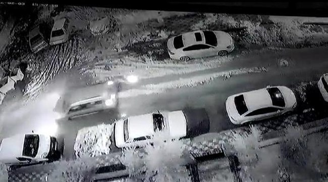 YÜRÜRKEN KALDIRIM ÇÖKTÜ; OLUŞAN ÇUKURA DÜŞTÜ