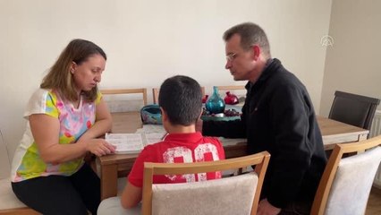 Koruyucu ailesi oldukları Deniz'e yuva sıcaklığı yaşattılar