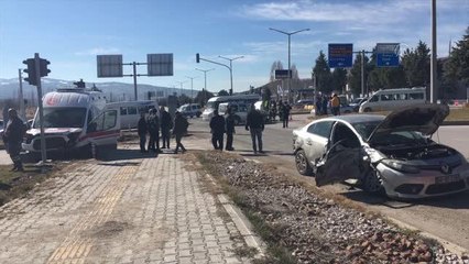 Hasta taşıyan ambulans ile iki araç çarpıştı