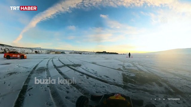 Çıldır Gölü'nde spor araçlar atlı kızakla yarıştı