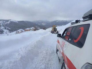 Ekiplerden yolu kapanan köylerdeki hastalara ulaşım desteği