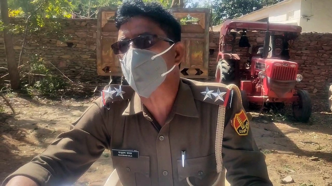 शक्करगढ़ में  पुलिस की वर्दी पर बजरी का दाग