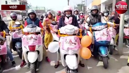 मतदाताओं को जागरूक करने के लिए डीएम ने चलाई स्कूटी, कहा...