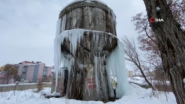 Ağrı'da donan su deposu ve evlerin çatılarında dev buz sarkıtları oluştu