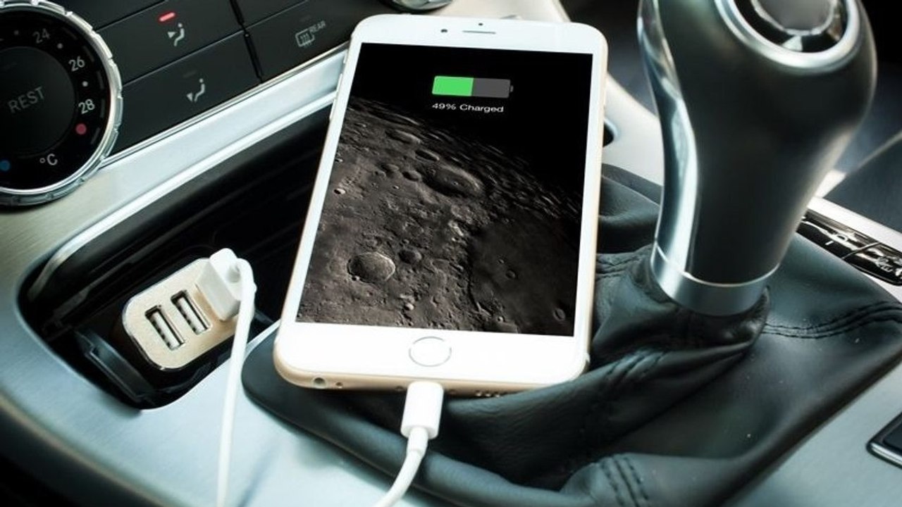 This Is Why You Should Never Charge Your Smartphone In The Car