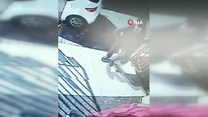 Son dakika haberleri... Şişli'de bir garip hırsızlık... Girdikleri evdeki televizyonu çarşafa sararak çalan hırsızlar kamerada