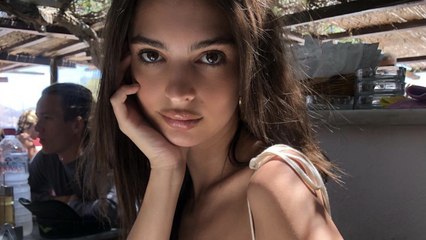 Bombshell Emily Ratajkowski Bares All - Right In The Middle Of A Restaurant