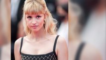 Festival de Cannes 2021 : Angèle moquée par sa mère, elle répond à sa manière