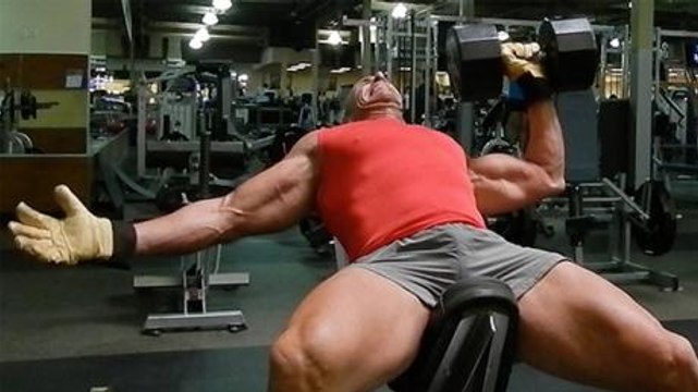 Work On Your Pecs And Abs With These Unilateral Bench Presses
