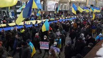 Demo für Frieden und Üben für den Krieg in der Ukraine