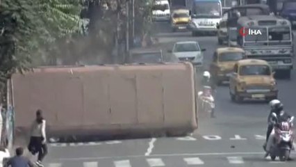 Hindistan'da yolcular devrilen otobüsün altında kaldı: 27 yaralı