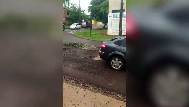 Buracos enormes nas ruas atrapalham o trânsito em Cascavel
