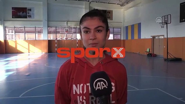 Toprak sahadan spor salonuna geçen Güneşin Çocukları milli takım için çalışıyor
