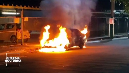Autos en llamas en Santa María del Pueblito