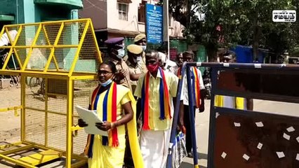 பெரியகுளம் நகராட்சியில் இரண்டு வேட்பு மனுக்களை தாக்கல் செய்த ஒரே வேட்பாளர்!