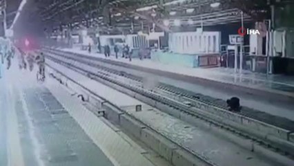 Telefonuyla ilgilenirken rayların üzerine düştü
