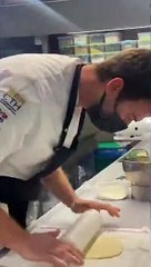 Kıvanç Tatlıtuğ hünerlerini tatlı yaparak sergiledi!