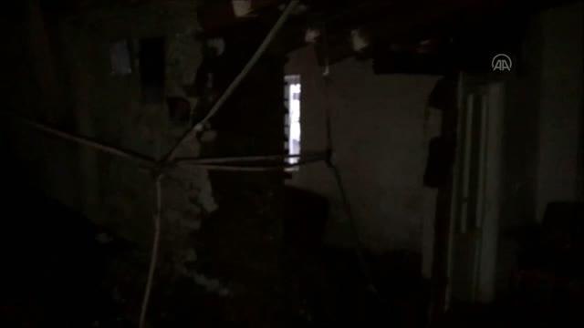 Kerpiç evin biriken kar nedeniyle çöken ikinci katı kullanılamaz hale geldi