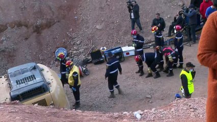 المسعفون يدخلون النفق لمحاولة إخراج الطفل ريان