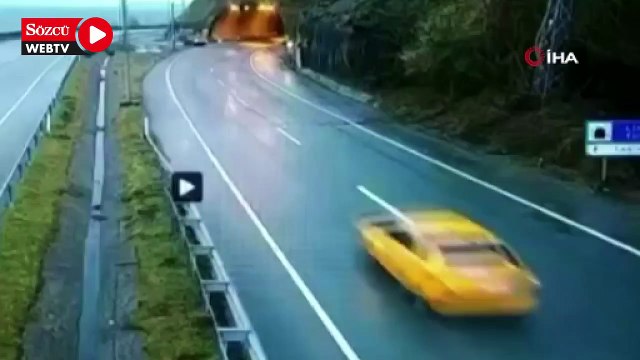 Karayoluna düşen taş ve kayalar yolu ulaşıma kapattı