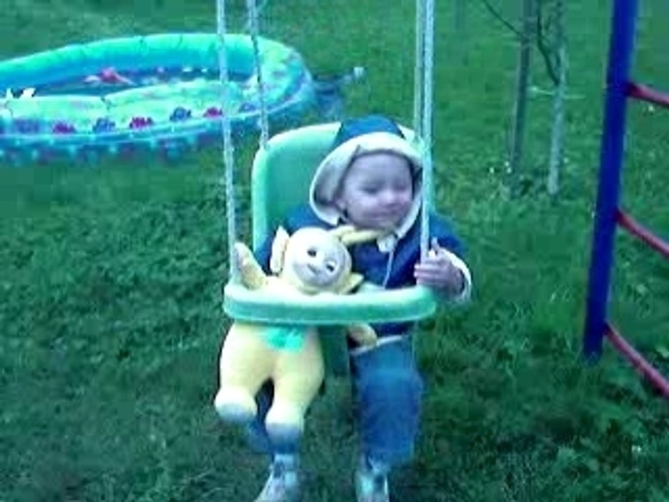 Julian fait de la balançoire