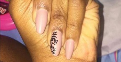 One Weird Detail About This Photo Of A Hand Has Been Driving The Internet Crazy!