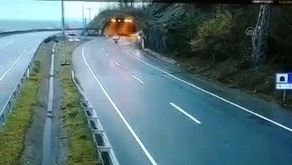 Karadeniz Sahil Yolu'nda ulaşım, kaya düşmesi nedeniyle aksadı