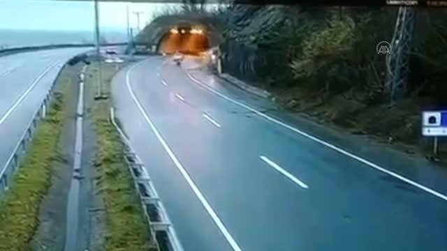 Karadeniz Sahil Yolu'nda ulaşım, kaya düşmesi nedeniyle aksadı