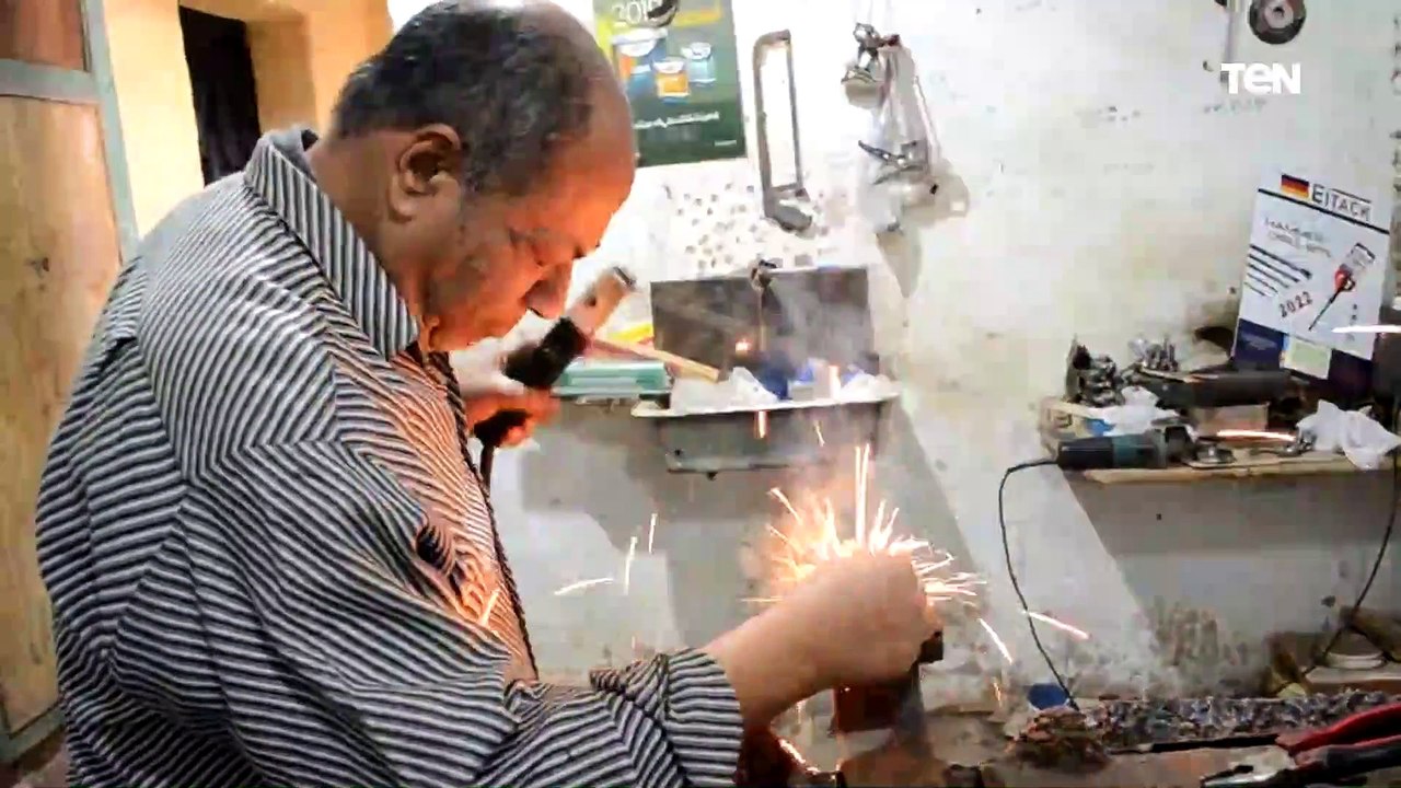 فنان تشكيلي بعد سنين الغربة.. يصنع من خردوات الحديد تحف ومقتنيات