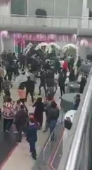 Düğünde sandalyeler havada uçuştu, ortalık savaş alanına döndü; o anlar kamerada