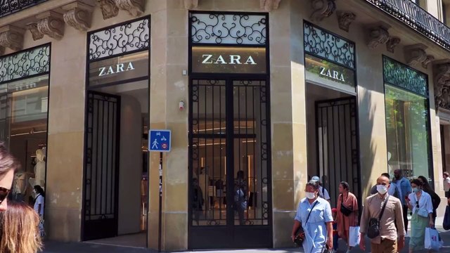 Robe noire : on a trouvé la pièce dos nu parfaite chez Zara !