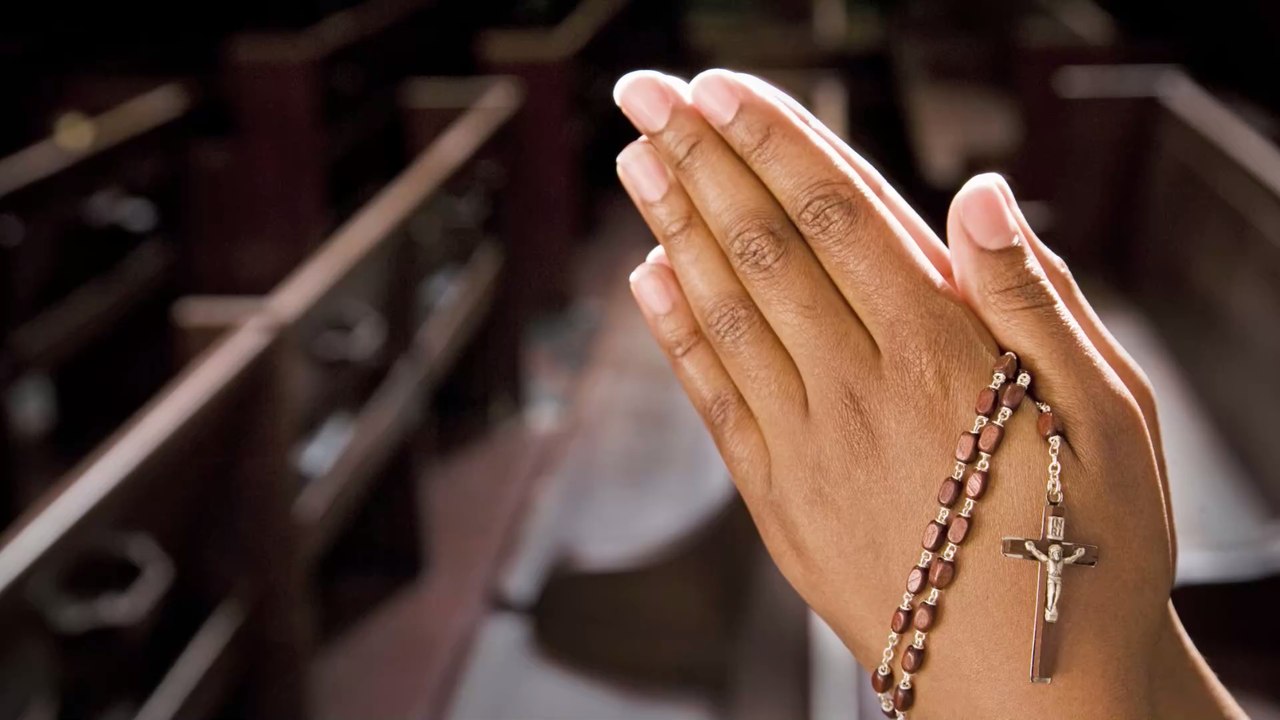 Insolite : un prêtre plaque tout pour se marier avec une écrivaine de romans érotiques