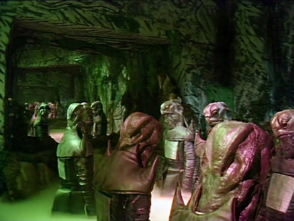 Doctor Who clásico Temporada 21 episodio 2 "Warriors of the Deep part 2" (subtítulos en español)