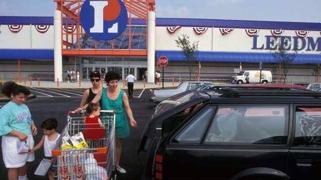 Leclerc : un patron ferme le magasin pour faire la fête avec ses employés