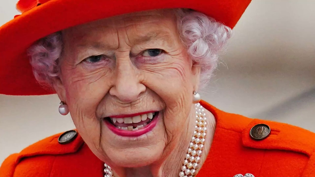 Elizabeth II : qui sont les deux personnes à qui elle répond au téléphone ?